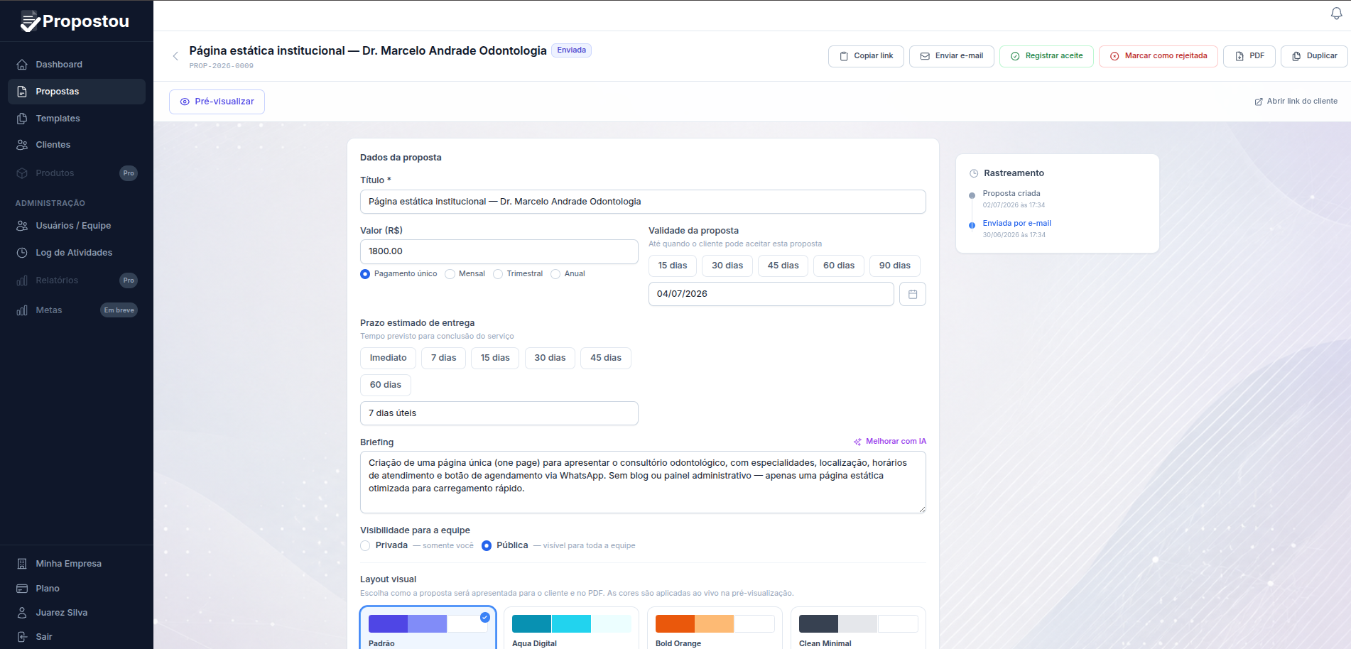 Seletor de layout visual com 4 opções de cor no editor de proposta do Propostou